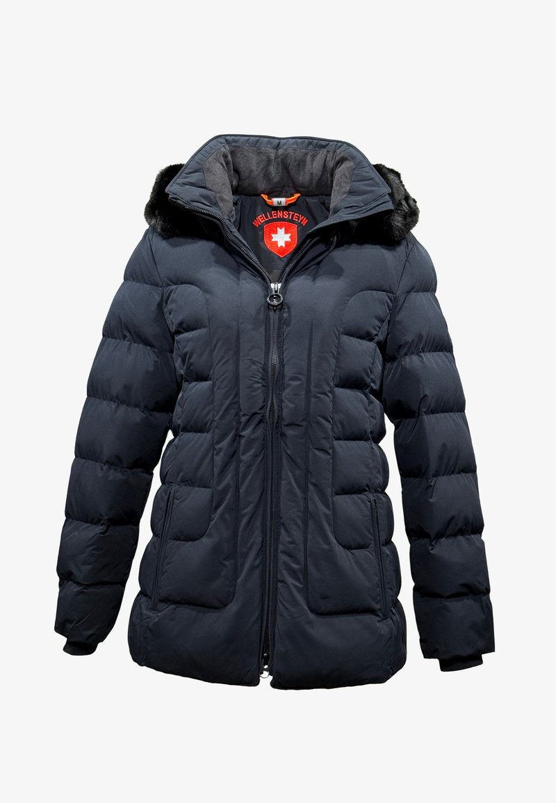 Marineblaue Steppjacke mit einer Kapuze aus Kunstpelz, Reißverschluss, zwei Fronttaschen und einem kleinen Logo-Patch auf der Brust.