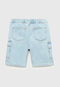 Svetlo modri denim kratki hlače z elastičnim pasom, dvema zadnjima žepoma in stranskima cargo žepoma. Gladka tekstura in sproščen dizajn.