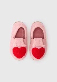 Pink felt slippers with a red heart motif on the front, feature elastic openings and a soft texture, suitable for indoor wear.