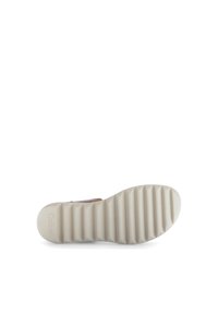 Bruine sandaal met een gesloten neus en een gestructureerde beige rubberen zool, met horizontale groeven voor grip en een logo.