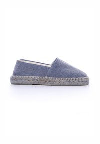 Espadrille de lona azul con punta redondeada, costuras blancas y suela de yute trenzada. El diseño es tipo slip-on sin elementos de sujeción visibles.