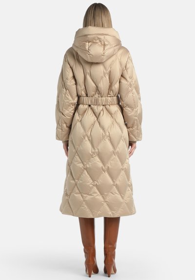 Beige quiltet pufferjakke med hætte, med en bælte i taljen, mellemlangt design og diamantmønster detaljer.