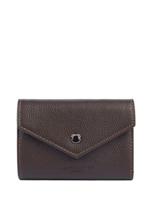 Portefeuille en cuir texturé marron foncé avec rabat enveloppe et bouton métallique rond, coutures le long des bords, logo embossé "Lancaster Paris" en dessous.