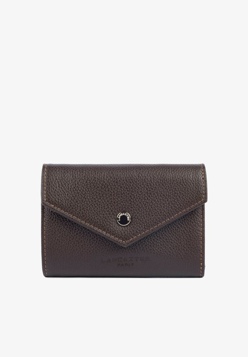 Portefeuille en cuir texturé marron foncé avec rabat enveloppe et bouton métallique rond, coutures le long des bords, logo embossé "Lancaster Paris" en dessous.