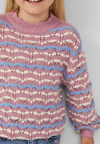 Maglione lavorato a maglia con un motivo ondulato in rosa e crema, arricchito da dettagli blu. Collo rotondo e maniche ampie, caratterizzate da punti aperti.