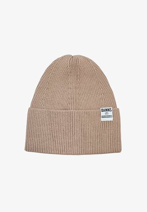 Beżowa dziana czapka z prążkowanym wzorem i podwiniętym mankietem. Posiada małą metkę z logo z boku. Lekka i kompaktowa konstrukcja.