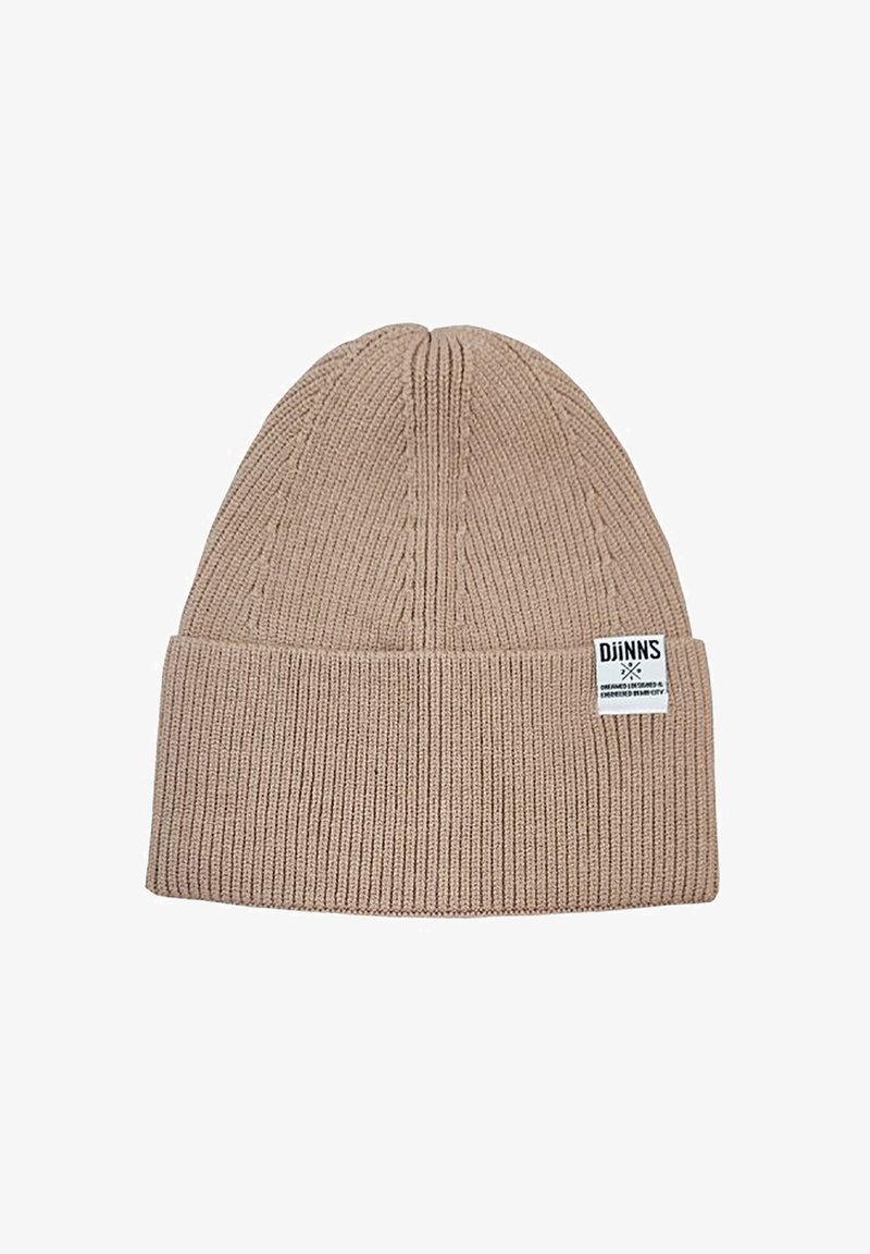 Beżowa dziana czapka z prążkowanym wzorem i podwiniętym mankietem. Posiada małą metkę z logo z boku. Lekka i kompaktowa konstrukcja.