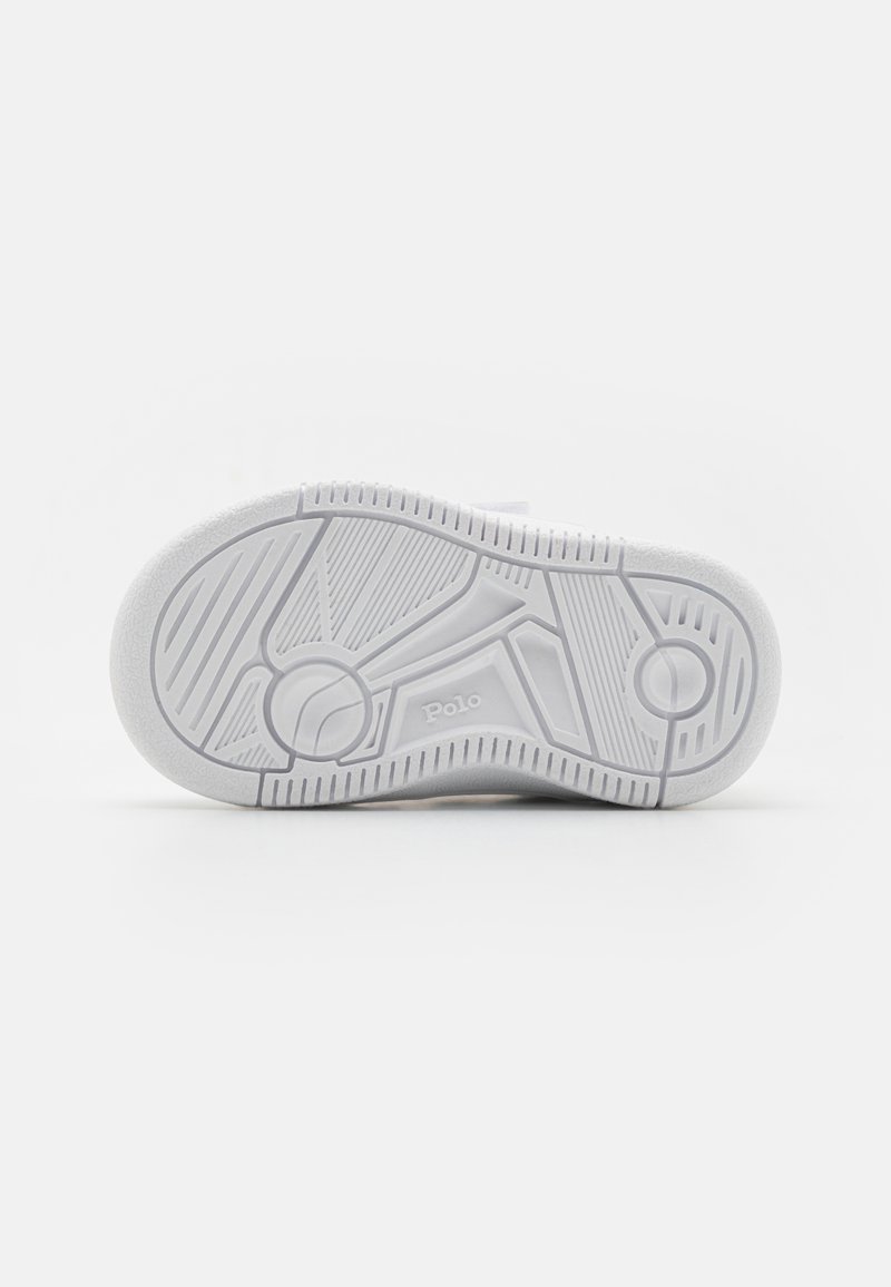 Semelle de chaussure blanche avec des motifs de grip texturés et le nom de la marque "Polo" embossé au centre.