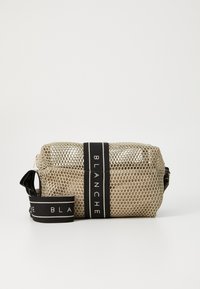 Borsa rettangolare realizzata in materiale a rete d'oro con tracolla nera. Presenta una chiusura con zip e una fascia con logo stampato, superficie testurizzata e manico robusto.