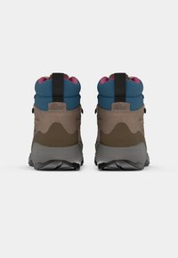 Deux paires de chaussures de randonnée présentent une tige synthétique marron avec un col en textile bleu et une doublure rose, des semelles en caoutchouc gris texturé et des accents imperméables.