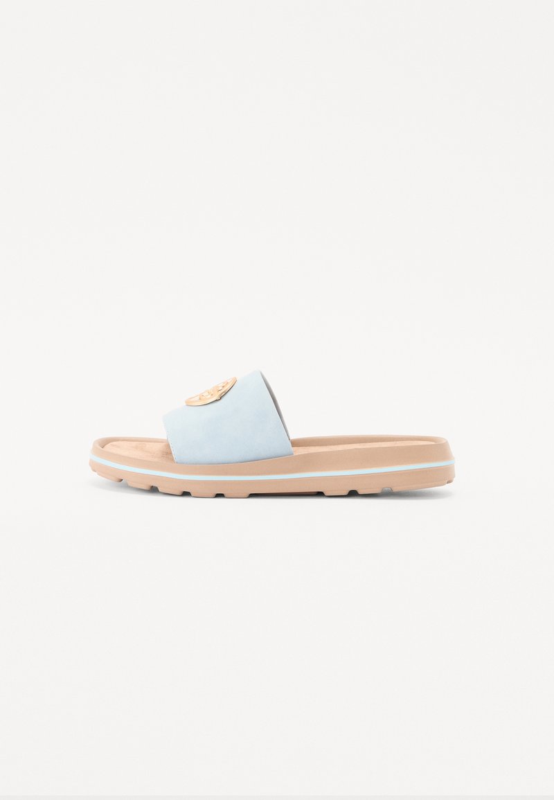 Sandale à glissière bleu clair avec dessus lisse, semelle en caoutchouc beige et un accent de logo texturé sur la bride. Conception plate pour le confort.