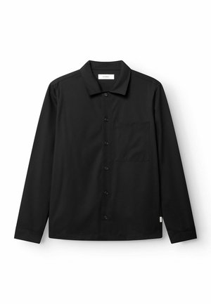 Must pikkade varrukatega nööbitav särk krae ja rinna taskuga, tasapinnal valgel taustal.