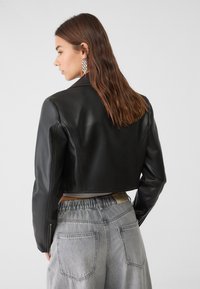 Stradivarius Bunda z umělé kůže - black