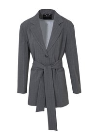Blazer grigio a righe sottili con vestibilità su misura, maniche lunghe, chiusura con un solo bottone e una cintura coordinata in vita. Fodera liscia.