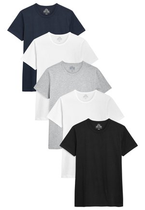 Cinque t-shirt in cotone a girocollo in navy, bianco, grigio e nero; maniche corte, taglio classico, texture liscia, etichettate con il nome del marchio.