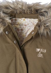 Braune Oberbekleidung mit Kapuze aus Kunstfell, floral gemustertem Innenfutter und weißem, gesticktem Text "LOVELY GIRL" auf der Vorderseite. Mit Reißverschluss und Druckknopfverschluss.