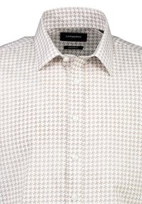 Camicia bianca con un motivo geometrico marrone, colletto classico, vestibilità moderna e cinque bottoni rotondi sulla patta.