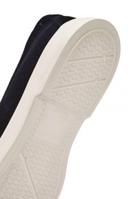 Sneaker blu navy con suola in gomma bianca testurizzata. La parte superiore è realizzata in tessuto morbido, con un design pulito e dettagli di cucitura sottili.