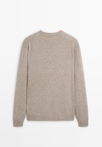 Pull en laine beige à manches longues avec encolure ras du cou, manches et ourlet côtelés, vu de dos sur fond blanc.