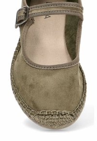 Zapato Mary Jane de ante verde con punta redonda, suela plana y acento de yute trenzado alrededor de la base. Detalle de correa con hebilla en el lateral.