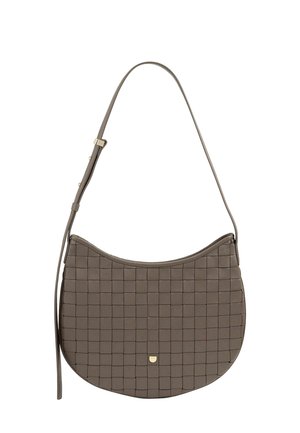 Gewebte Lederschultertasche in Halbmondform in Taupe mit verstellbarem Riemen und kleinem goldenem Markenemblem zentral vorne.