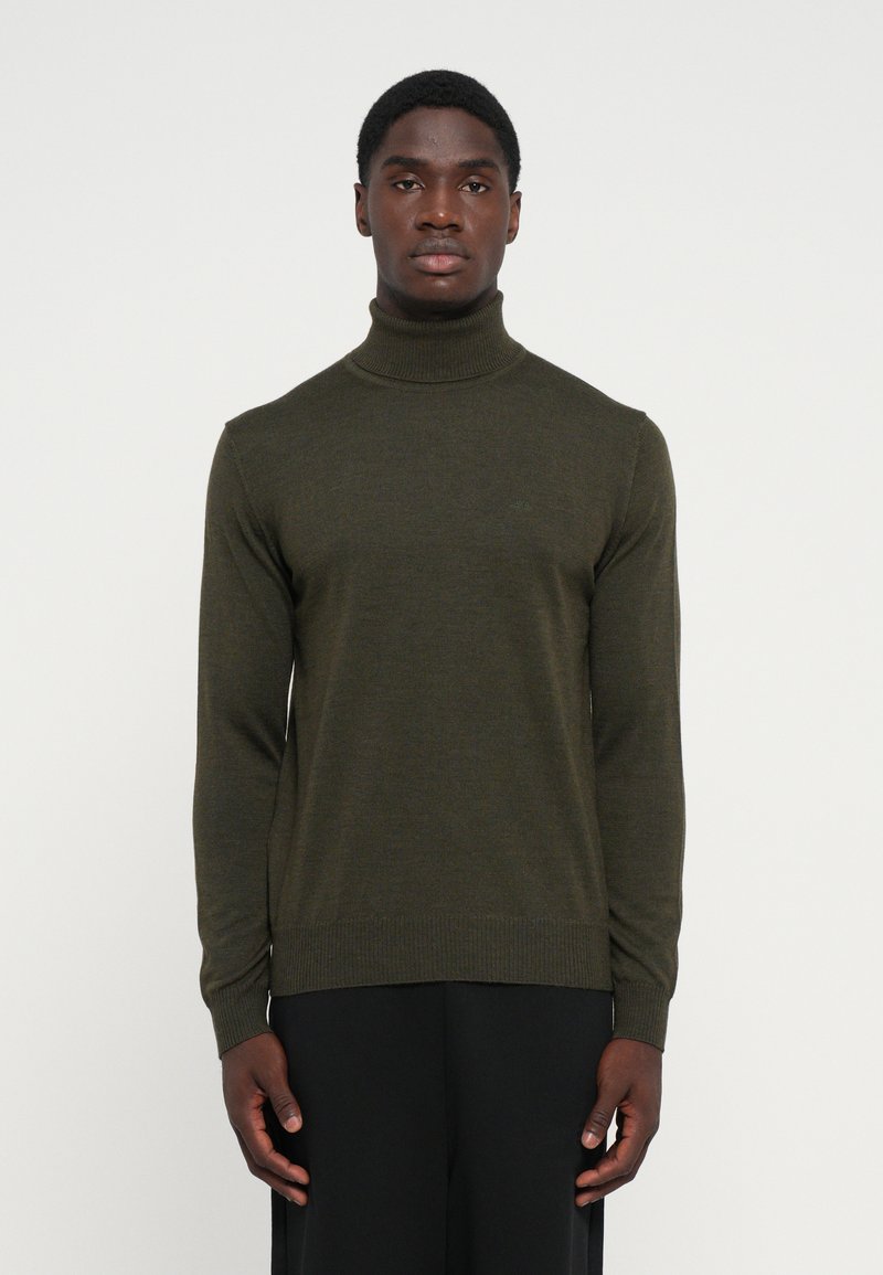Maglione a collo alto verde oliva realizzato in tessuto a coste. Design aderente con maniche lunghe e un dettaglio logo discreto sul petto.
