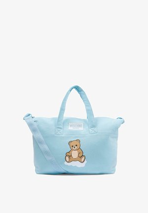Lichtblauwe Moschino babyduffeltas met twee handvatten, een afneembare riem en een teddybeerafbeelding aan de voorkant.
