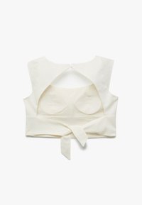 Witte crop top met gestructureerde, brede schouderbanden, een strik taille en een open achterkant met een knoopsluiting.