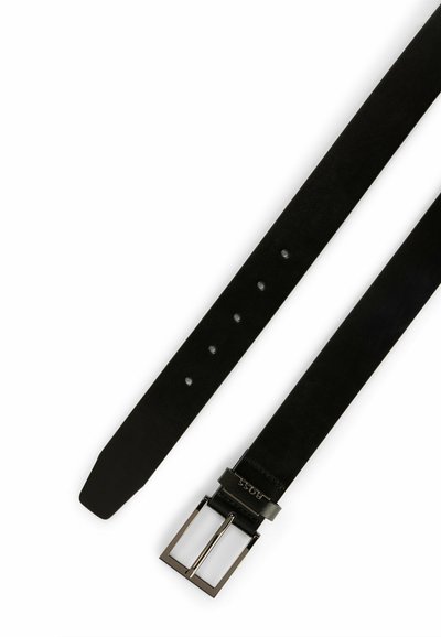 Cinturón de cuero negro con una textura suave, que cuenta con una hebilla rectangular plateada y cinco muescas para ajuste.