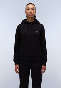 Zwarte hoodie met een voorzak, ribbelmanchetten en -zoom; heeft een klein logo op de borst. Gemaakt van zachte, gladde stof.