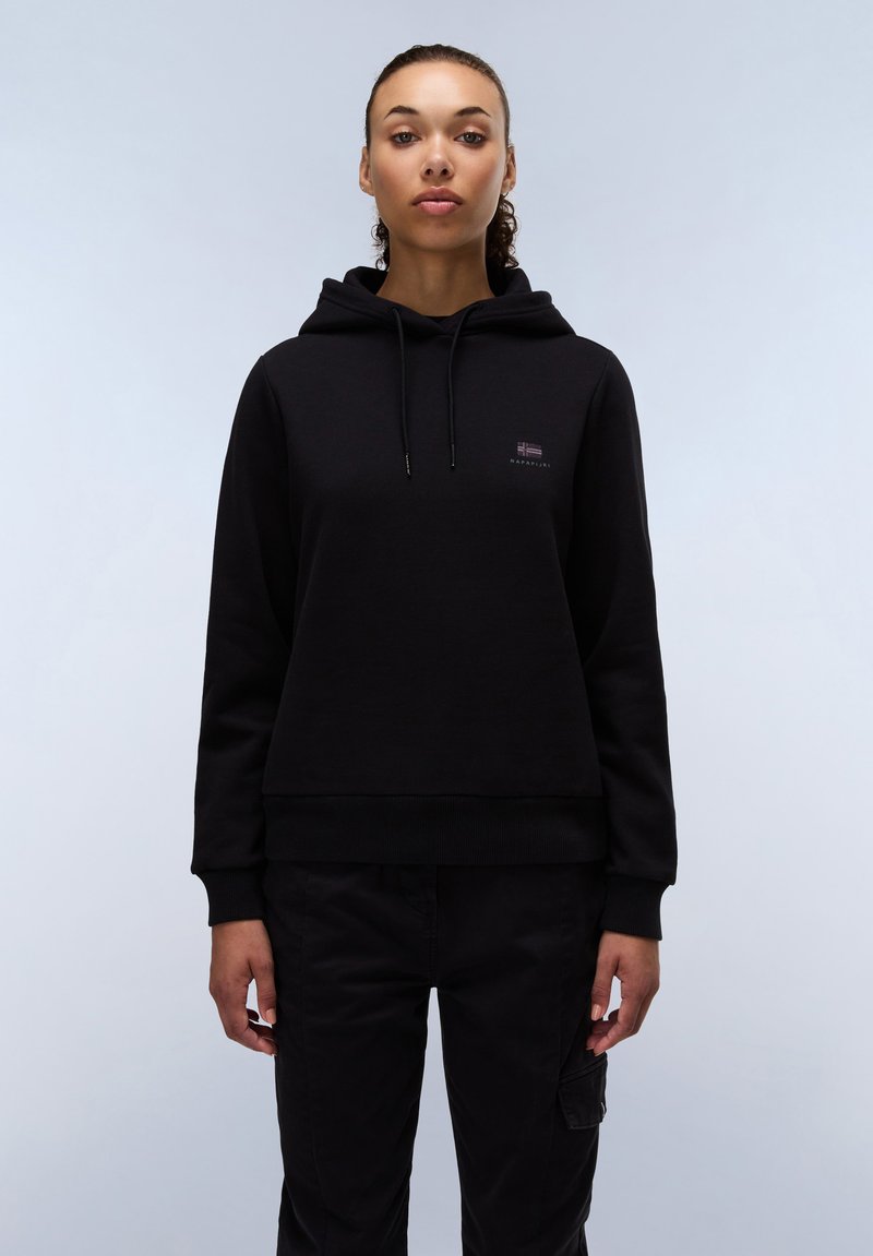Zwarte hoodie met een voorzak, ribbelmanchetten en -zoom; heeft een klein logo op de borst. Gemaakt van zachte, gladde stof.