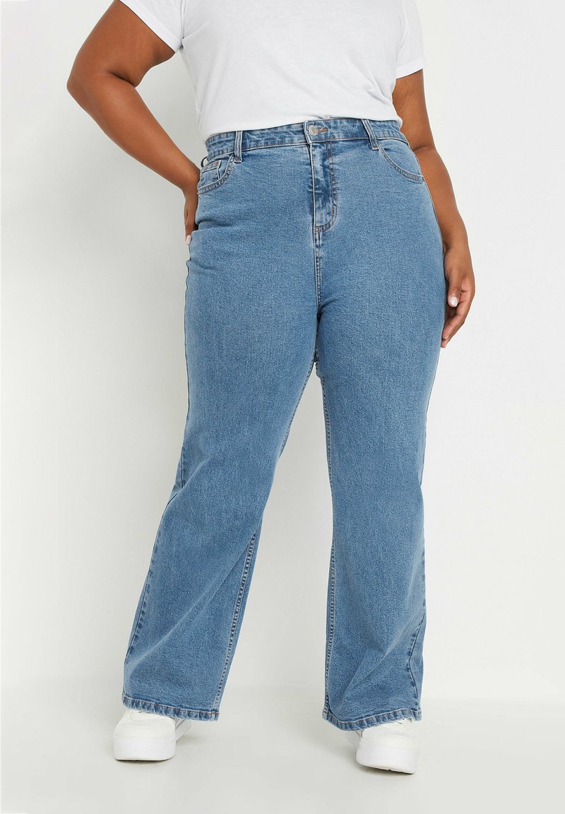 Ljust blå höga jeans gjorda av denim. Har en klassisk femfickorsdesign, lätt blekning och rak benavslutning.