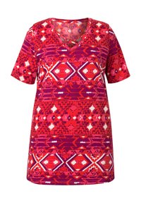 Camisa de cuello en V de manga corta con un vibrante patrón geométrico en rojo, rosa y púrpura, decorado con zigzags y diamantes en una tela suave.