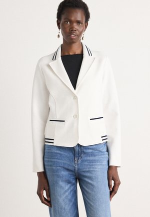Witte blazer met één knoop, marineblauwe gestreepte accenten op de kraag en zakken, gecombineerd met blauwe jeans. Glad materiaal, getailleerde pasvorm.