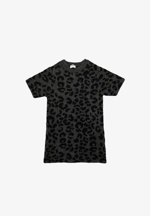 Robe pull manches courtes gris foncé avec motif léopard noir et col rond.