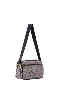Borsa rettangolare grigia presenta un tessuto testurizzato con stampe ripetute del logo, cerniere dorate e una tracolla nera piatta.