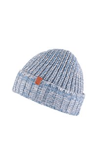 Dziana czapka w jasnoniebieskim kolorze z prążkowanym mankietem. Charakteryzuje się tkanym wzorem i małą prostokątną skórzaną metką po boku.