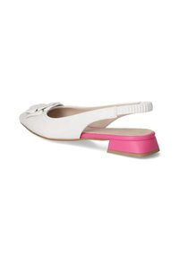 Witte lederen slingback schoen met een roze blokhak, met een strikdetail op de neuzen en een gestructureerde hielriem.