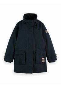 Granatowy długi płaszcz z wysokim kołnierzem, dwoma przednimi kieszeniami i dekoracyjną naszywką. Wykonany z materiału wodoodpornego z kontrastującymi szwami.