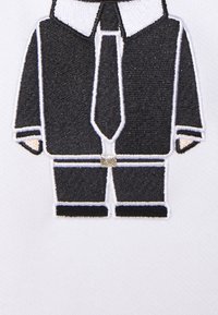 Černý oblek a kravata s vyšitým vzorem na bílém pozadí, zahrnující detaily límečku, knoflíky a kontrastní obrysy.