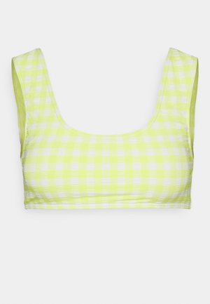 Žltý a biely kockovaný bralet s obdĺžnikovým výstrihom, širokými ramienkami a hladkou, elastickou textúrou. Ideálny na voľný čas.