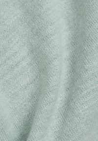 Tissu tricoté bleu clair avec un motif diagonal subtil et une texture douce, présenté en gros plan.