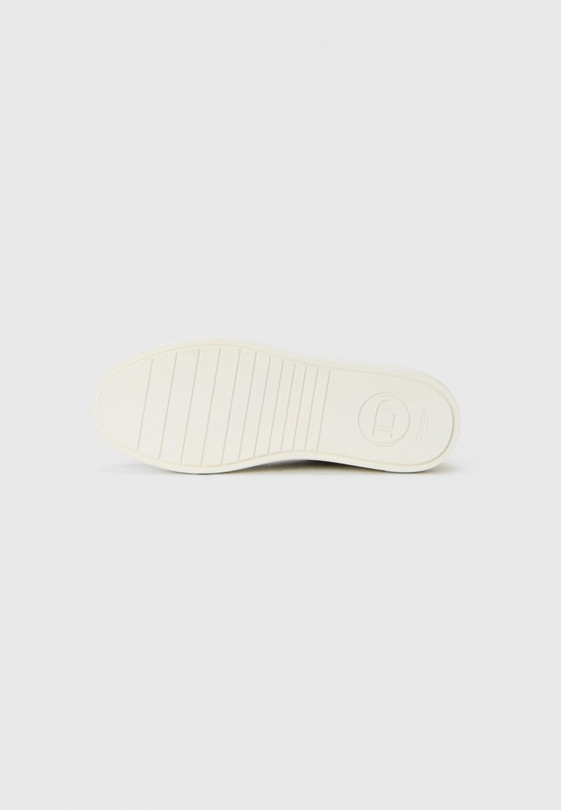 Suola di scarpa in gomma bianca con righe orizzontali, logo rotondo sul tallone, forma piatta e superficie liscia. Colorazione uniforme, design minimale.