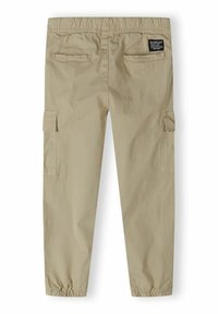 Beige cargobroek met een elastische tailleband, voorzien van twee zijzakken, twee achterzakken en elastische boorden bij de enkels.