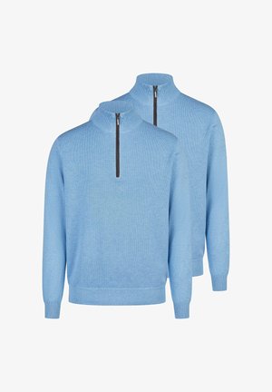 To lyseblå sweatere med kvart-lynlås, tekstureret strik, høj krave og lange ærmer vist på en hvid baggrund.