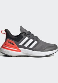 Zapatilla deportiva gris con detalles en negro y rojo. Parte superior de malla con tres líneas blancas. Suela gruesa con la marca "Bounce". Diseño de punta redondeada.