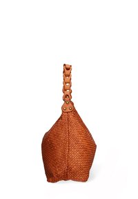 Geweven leren handtas in warm oranje met een puntige bodem, voorzien van een gestructureerd oppervlak en een chunky schouderband met een decoratieve gesp.