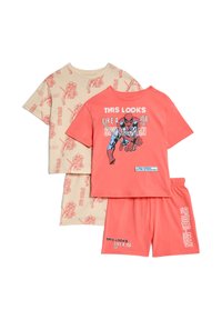 Twee sets kinderpyjama's: één beige met rode Spider-Man prints, de tweede koraalkleurig met een grafische print, vergezeld van koraalkleurige shorts.