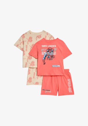 Zwei Sets Kinderpyjamas: eines beige mit roten Spider-Man-Motiven, das andere korallenrot mit einem grafischen Druck, begleitet von korallenroten Shorts.