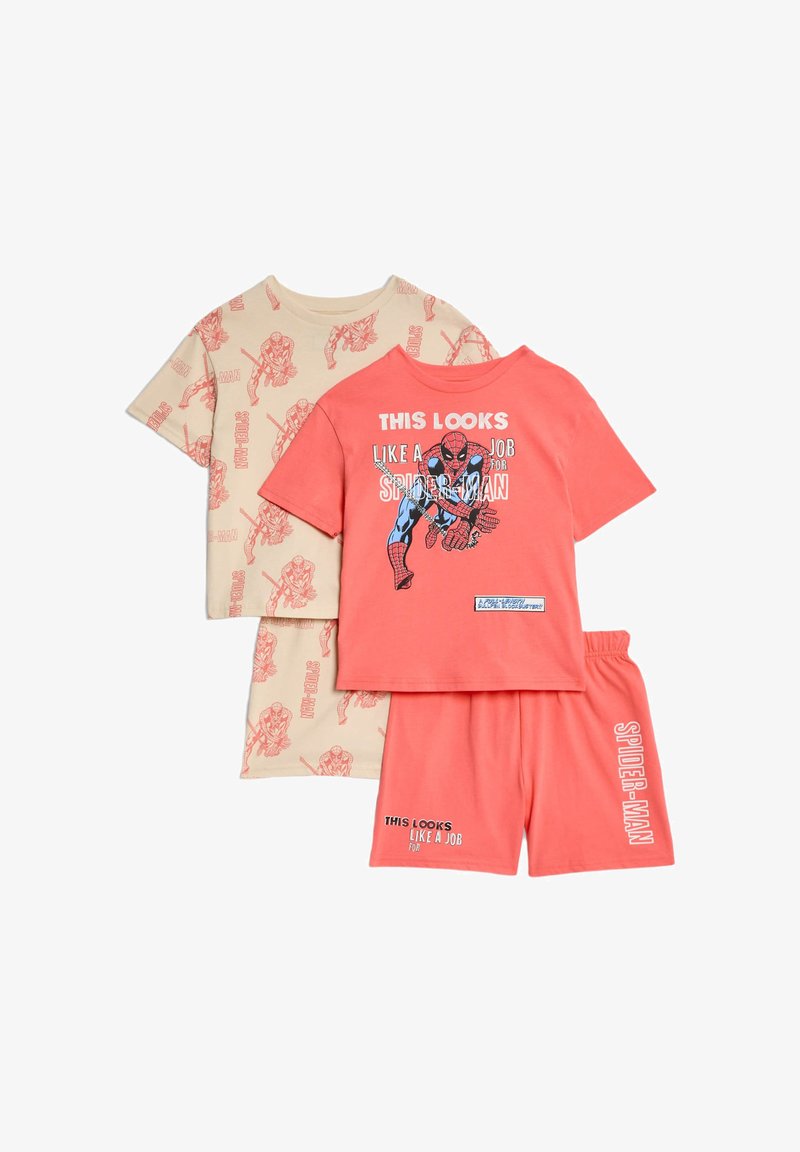Due set di pigiami per bambini: uno beige con stampe rosse di Spider-Man, l'altro corallo con una stampa grafica, accompagnato da pantaloni corti corallo.